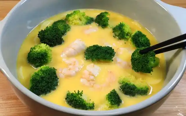 西兰花虾仁豆腐蒸蛋这么做太好吃了,入口即化,鲜美多汁,超嫩滑