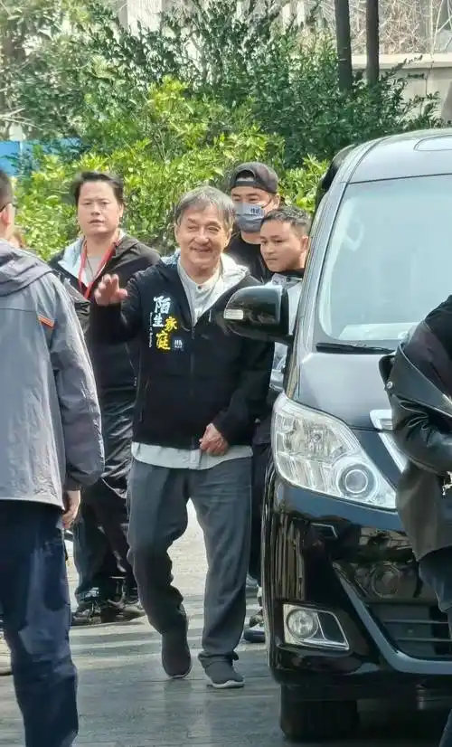 原创成龙近况惹争议洪金宝力挺霸气护友质疑老态者何曾体验衰老