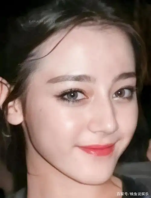 迪丽热巴果真是从小美到大,童年旧照奶萌十足,原装脸蛋令人羡慕