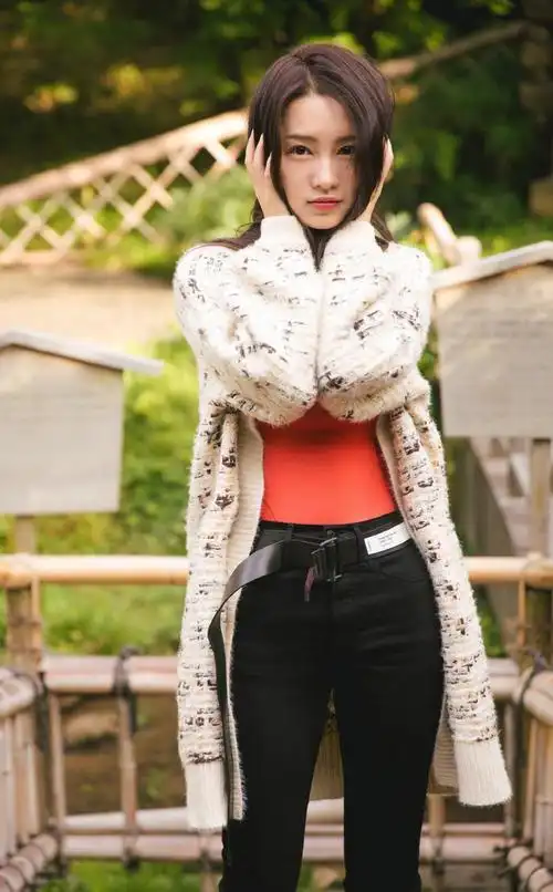 女演员李沁慵懒随性秋日时尚写真