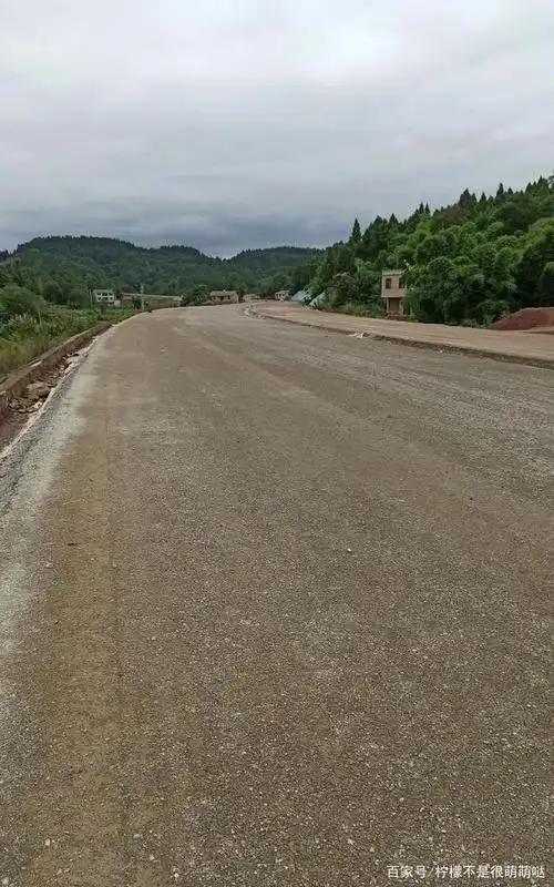 安岳城西大道部分路段已铺设水稳层,即将通车