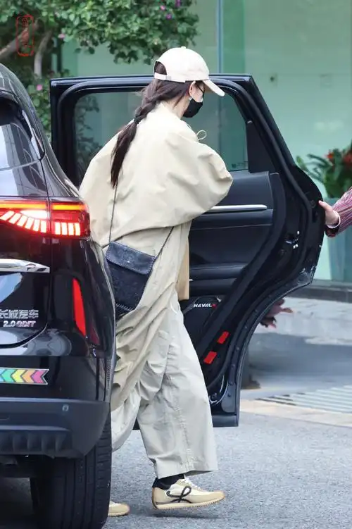 杨幂私服##杨幂卡其色穿搭##杨幂翡翠耳坠