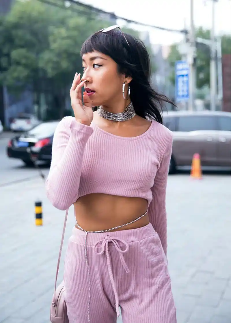 街拍:吉克隽逸大胆街拍,秀美腿,露肚脐,网友:也就你这么实在