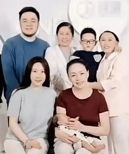 5月10号,网上晒出了一张宋丹丹的最新全家福,巴图带着5岁的长子跟