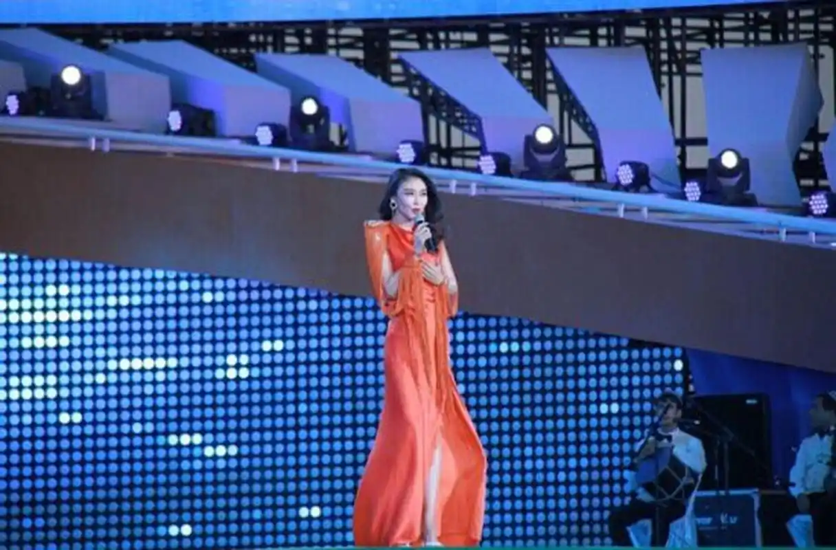 徐千雅,1981年2月出生于黑龙江省,中国内地女歌手.