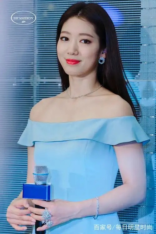 韩人气明星朴信惠一组星尚活动风尚美图,淡雅清秀魅力尽显!