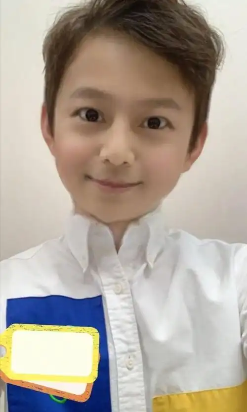 何炅晒童年照看到最后一张粉丝看到了你未来孩子的模样