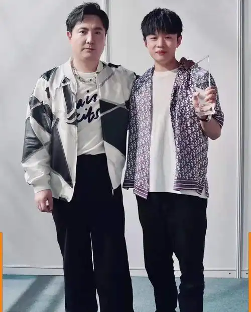 九天狐身高172cm,沈腾身高180cm,两人合影却一样高?