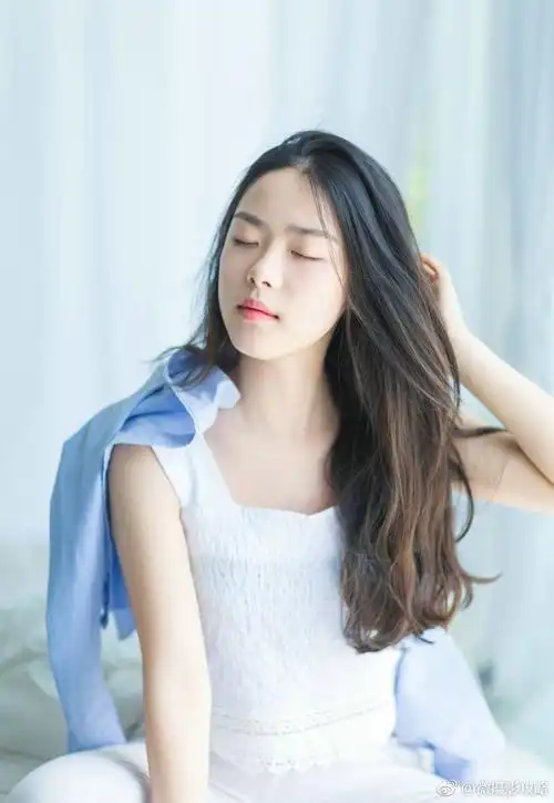 可爱眼镜少女白皙肌肤婴儿肥脸蛋写真集