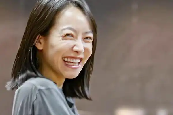 宋茜素颜去工作室彩排,当镜头拉近之后,这是33岁女星的样子