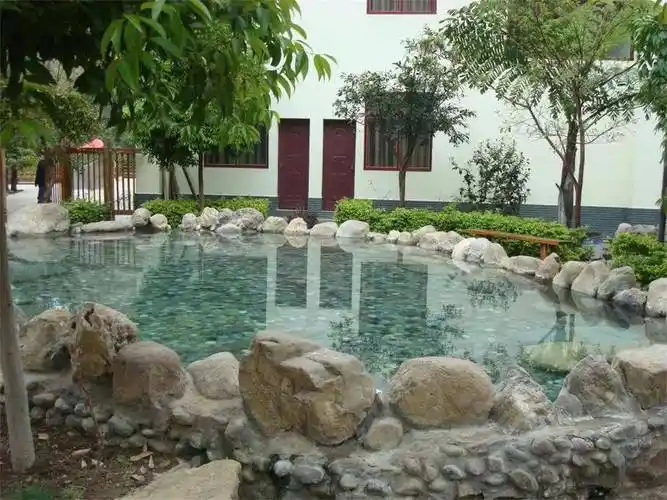 太极温泉:原名火龙温泉,温泉水从太极谷二龙山半山石灰岩洞中流出