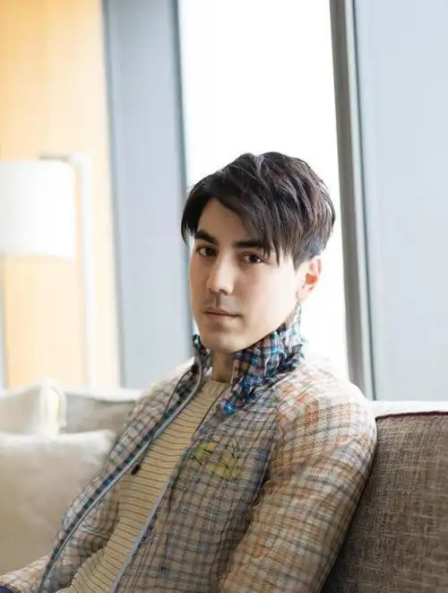 萧亚轩:17岁已是"人间尤物",20年换17任,如今焕发事业第二春