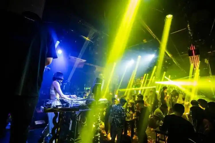 67大爆料你知道到酒吧玩会发生什么吗