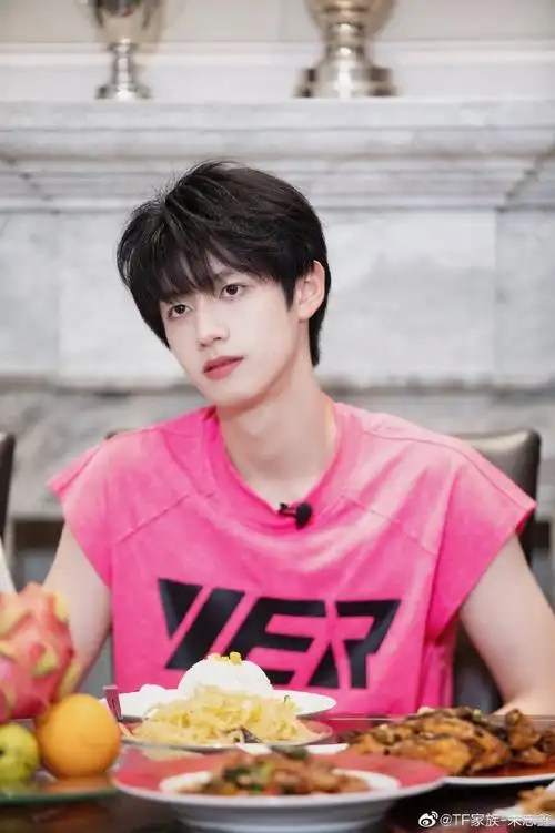 可爱的志鑫宝宝啦,对着镜头比耶的缺牙巴@tf家族-朱志鑫虎头虎脑的