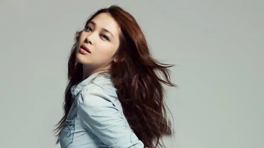 韩国美女明星崔雪莉清纯可爱桌面壁纸