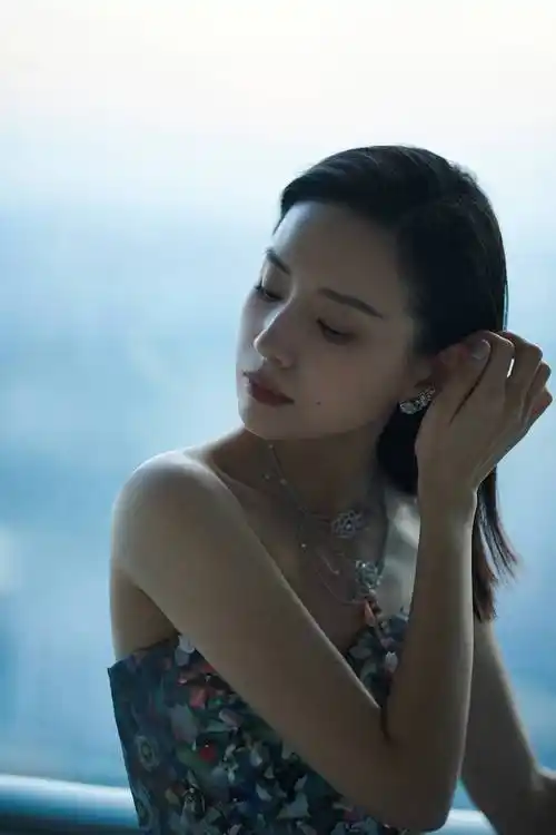 董洁身着抹胸长裙,身材优越状态佳.1/9