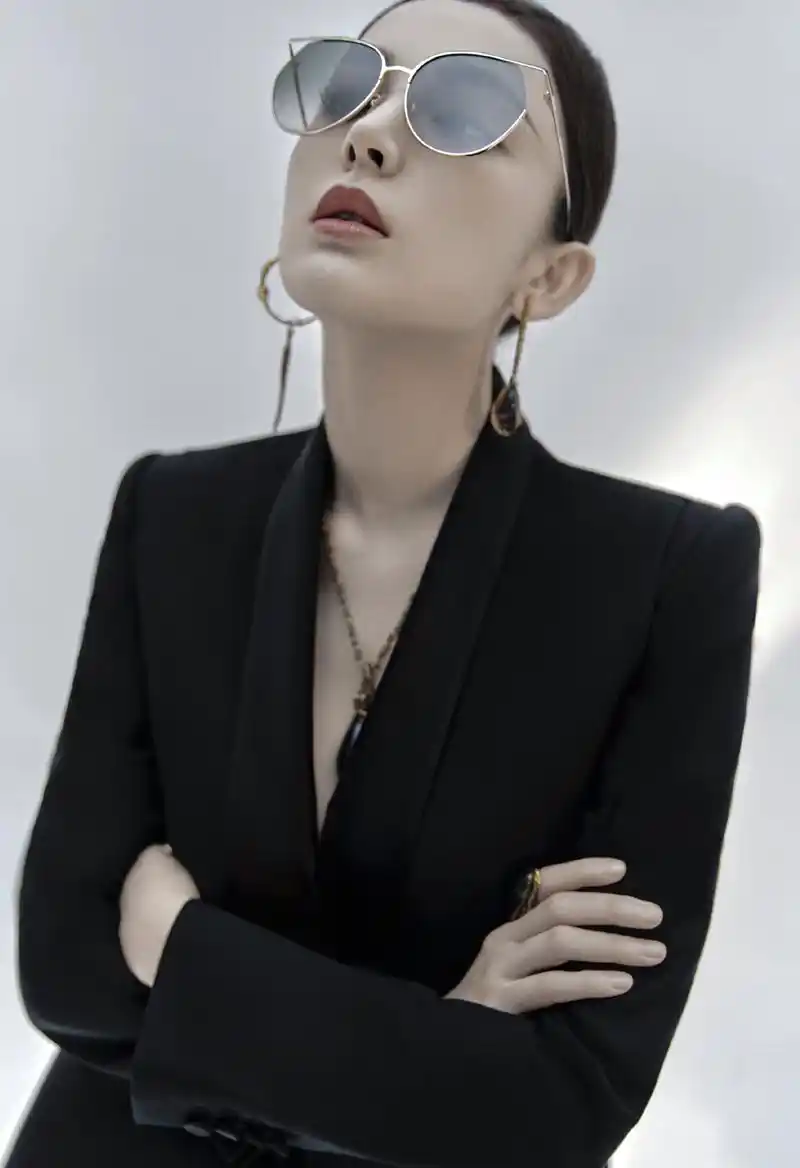 古力娜扎尝试中性风穿黑色西装英气逼人雕塑五官堪称完美