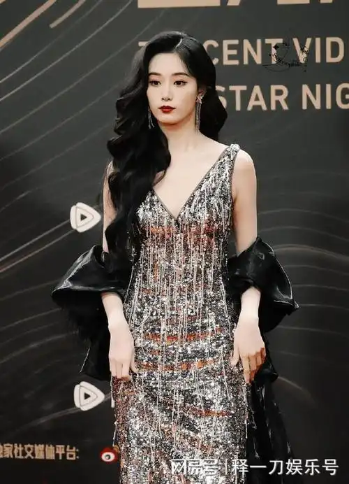 星光大赏她穿了一件黑色的吊带裙没有倪妮和钟楚曦那么性感