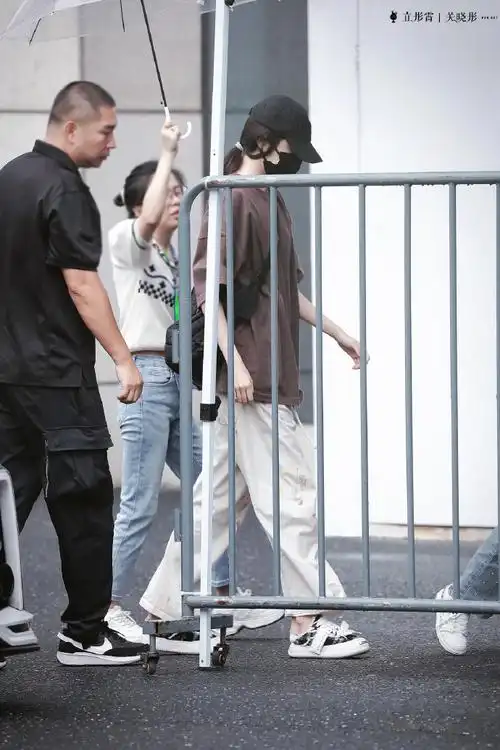 关晓彤超话#关晓彤王牌对王牌#上班92好喜欢这么穿鞋哦00@关晓彤