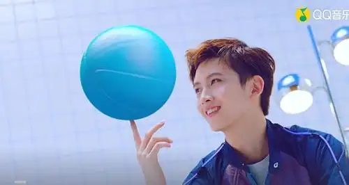 99面前的监视器上出现了unine的logo(里世界的召唤!