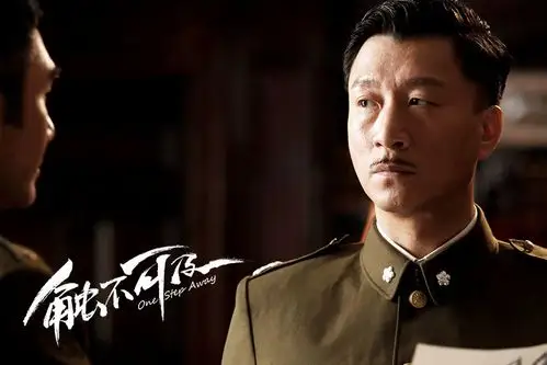 日前片方曝光了一组孙红雷与方中信军装主题的剧照,两位主演一身笔挺