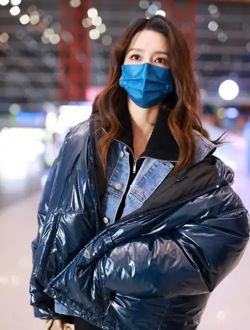 31岁李沁走机场真下功夫羽绒服搭配小脚裤秀身材气质真不一样