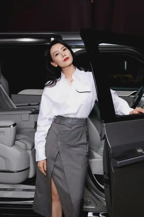 11月13日高圆圆突然引发热议不过这次不是跟赵又廷秀恩爱