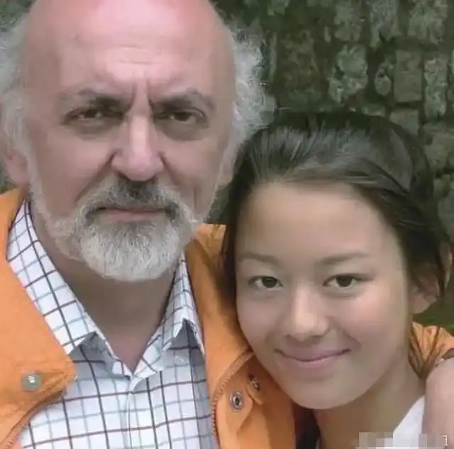 吉娜卸掉了浓妆黑眼珠太小感觉不自然网友有点神似秦牛正威