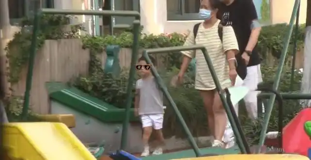 赵丽颖带2岁儿子逛商场想想正脸曝光圆嘟嘟蹲下来互动好有爱