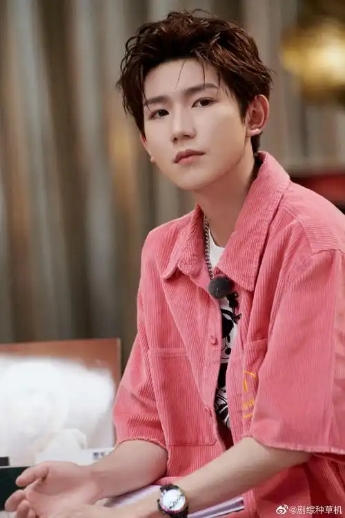 王源粉衬衣造型#王源粉衬衣花絮照96,背头造型好帅啊!