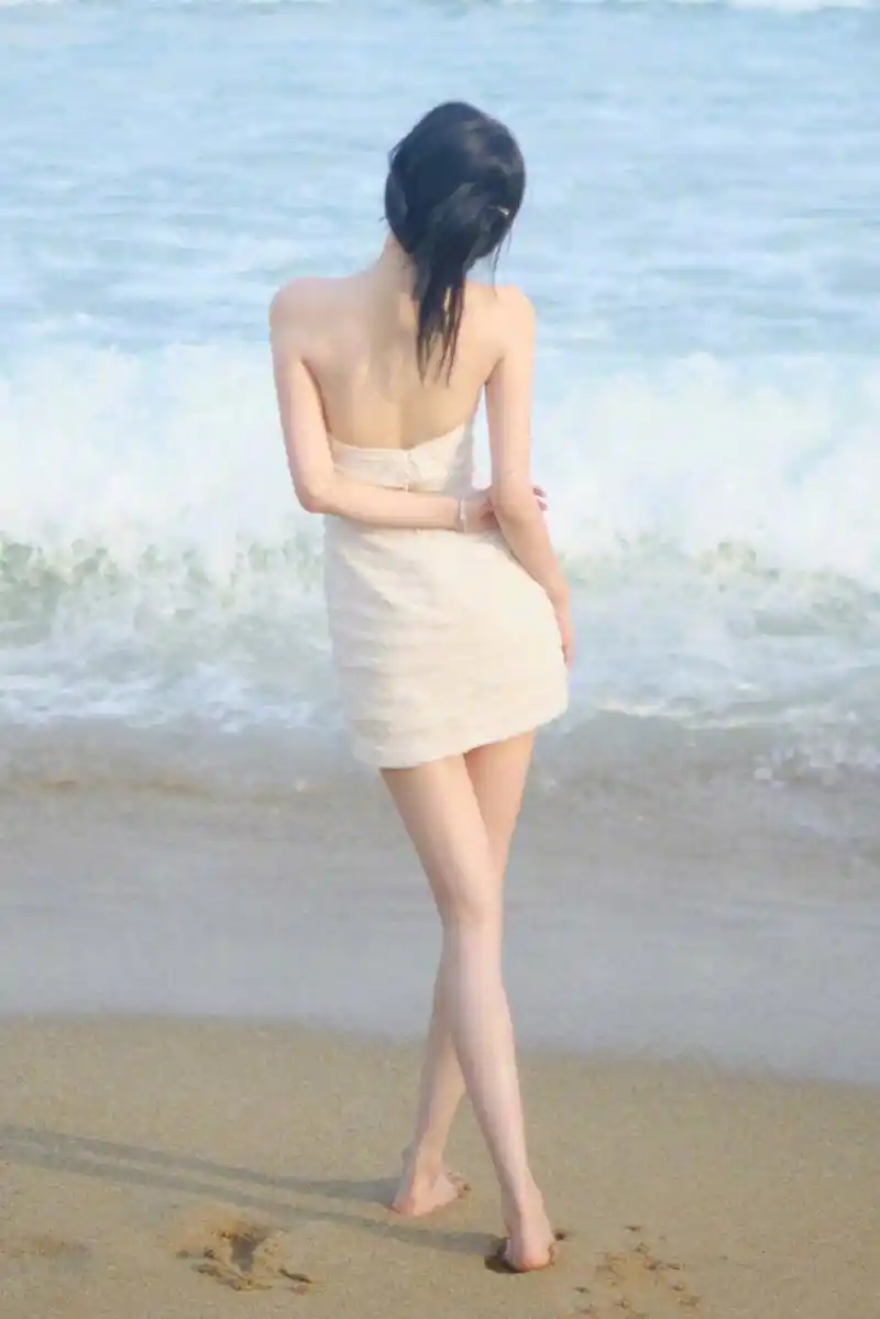 孙怡 这皮肤不像在海里游泳,像刚泡过牛奶[嘻嘻][嘻嘻]