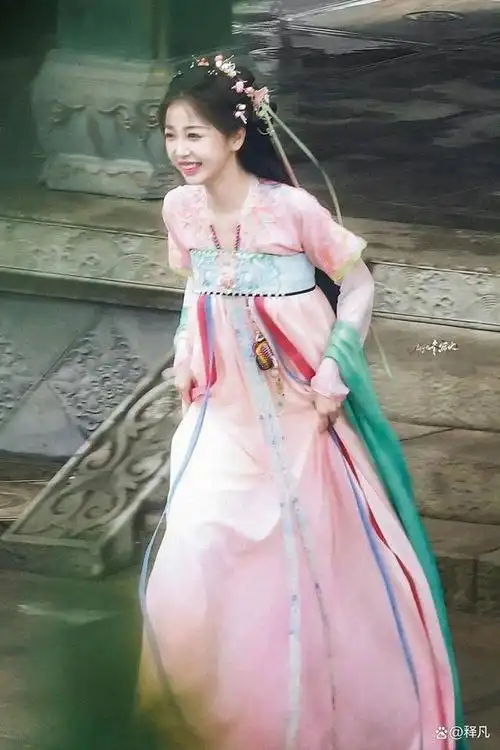 虞书欣粉色古装飘逸灵动!她是白富美魔鬼身材性感撩人