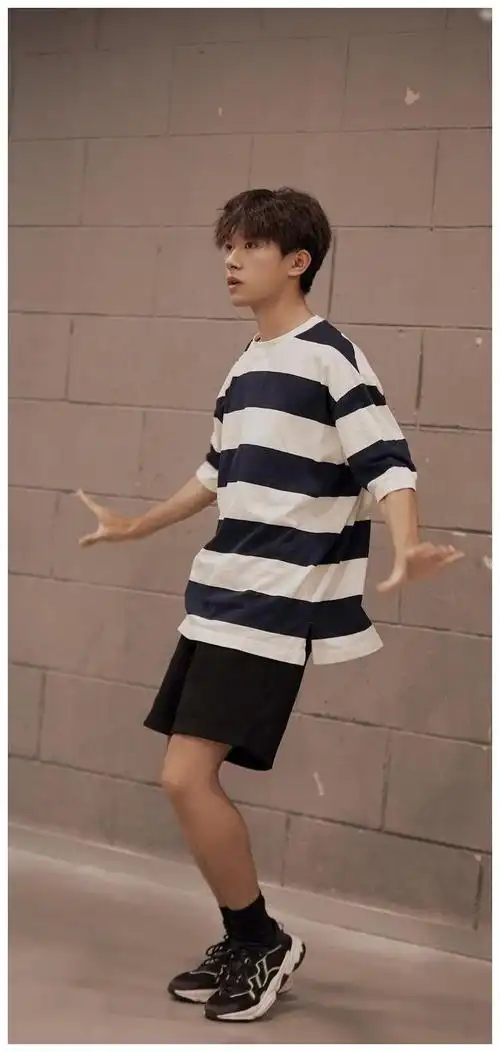 易烊千玺黑色耳钉登时尚杂志侧分湿发穿雅痞西装风格可潮可酷