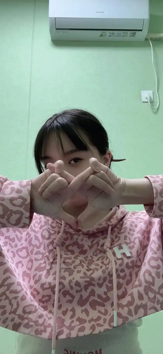 花式比心 #爱心手势 不会还有人没有给自己的姐妹拍壁纸吧# - 抖音