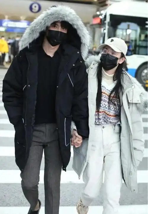 张檬和男友现身机场,十指相扣,大秀恩爱