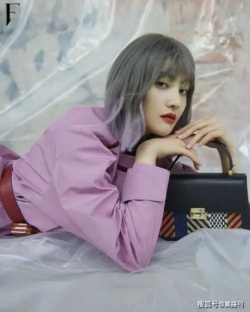 郑爽真勇敢最新大片挑战灰紫渐变短发