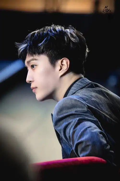 快来接收今日份帅气小丞啦～    @范丞丞adam0616