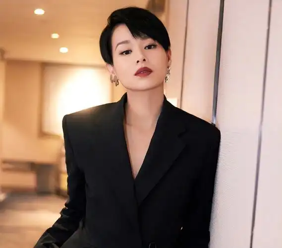 胡杏儿为乘风破浪剪短发回应长白发争议心态超好