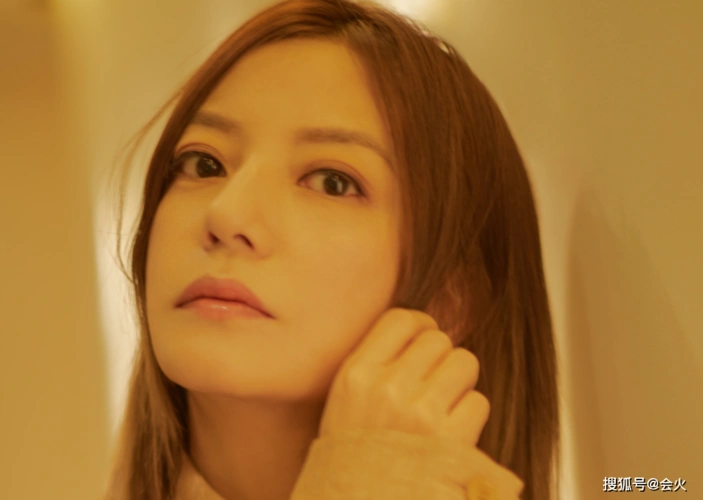 45岁赵薇穿三万上衣炫富?镜头拉近鼻头巨大,双眼皮褶子太抢镜