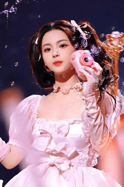 杨超越双马尾公主裙造型##杨超越粉色公主裙