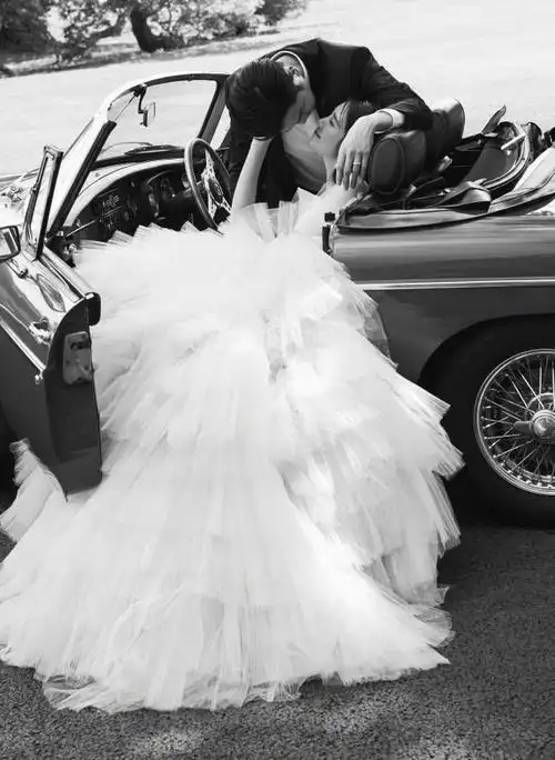 唐艺昕和张若昀的婚纱大片配一脸连换4套不同造型洋气又甜蜜