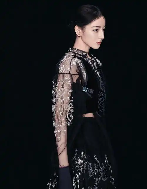 迪丽热巴,身着一袭黑色刺绣裙,真是百变女神!