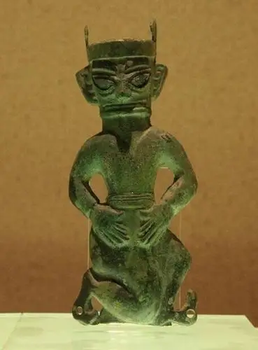 三星堆出土青铜人像双眼皮大眼睛高鼻梁是个美人