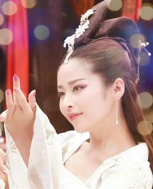 颖儿,饰演妲己,帝辛的妃子,妲己乃是难得一见的美女.