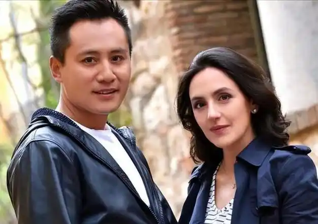 刘烨法国老婆罕见露面43岁如六旬老太面容苍老鱼尾纹很深