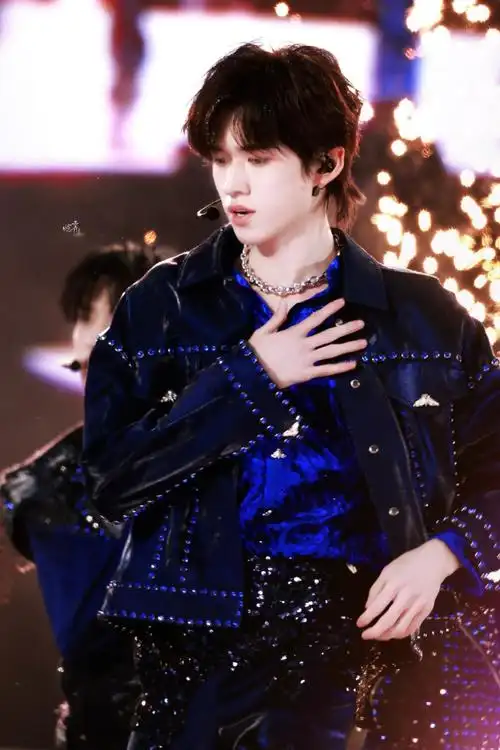 团楼间楼演唱会##宋亚轩蓝色烟熏妆##宋亚轩翻唱蝴蝶##宋亚轩腹肌