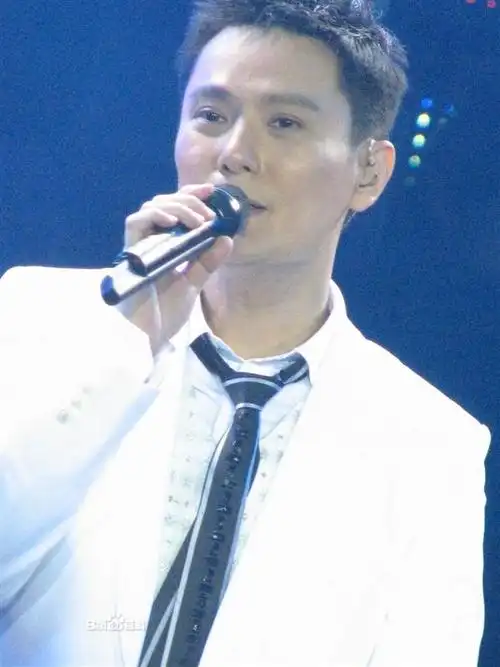 张信哲,台湾著名男歌手,华语乐坛公认的"情歌王子",在20世纪90年代与