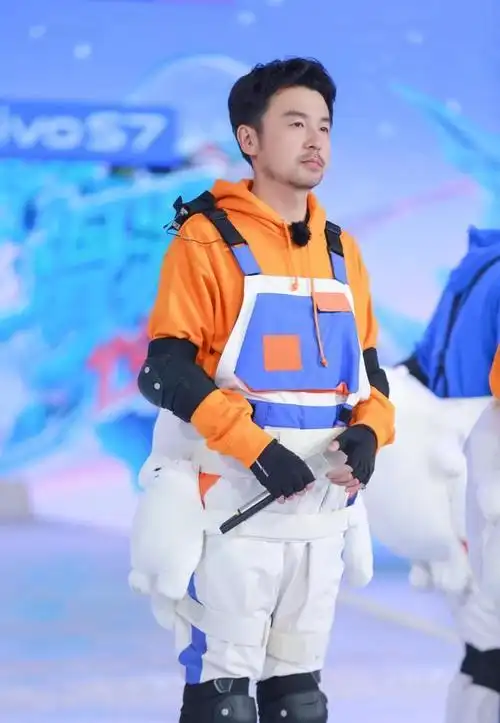 演员雷佳音,老婆是吵架吵来的,和岳母处得像姐弟