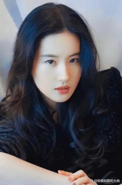 曝刘亦菲17岁面试小龙女素颜照五官平平无惊艳感,被疑不像本尊