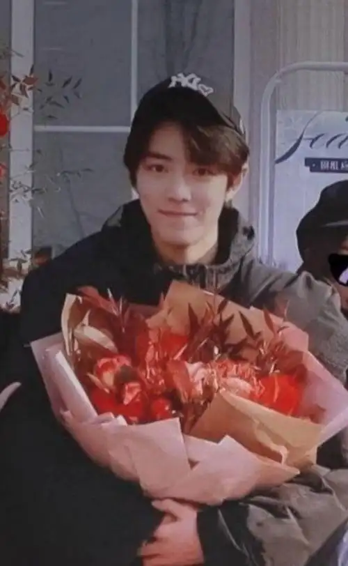 肖战捧花图片:战战好帅啊